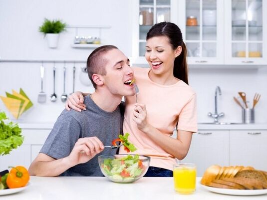 женщина кормит мужчину продуктами для повышения потенции естественным путем